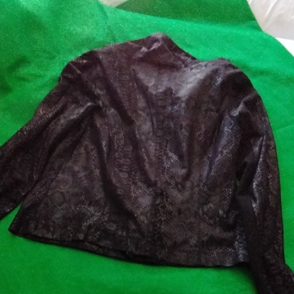 Elegant Black Leather Jacket with Textured Design - Picture 6 of 8